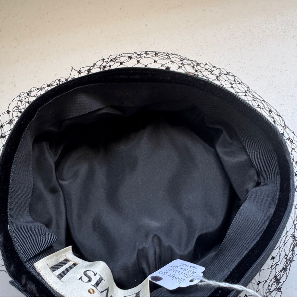 Black Velvet Pillbox Hat with Veil Vintage 60s Lewis II - Picture 8 of 12